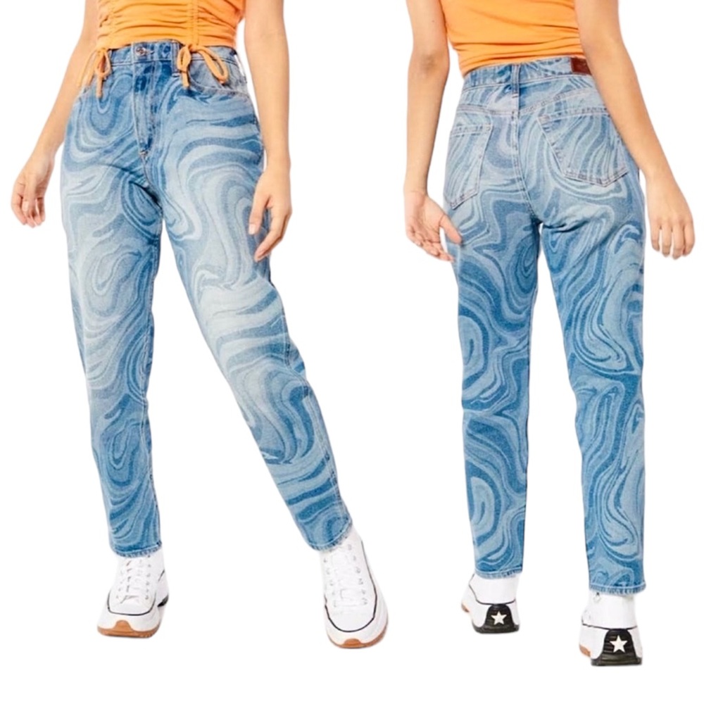 HOLLISTER Curvy High-Rise Mom Jeans in‎ Marble Denim. Size 26